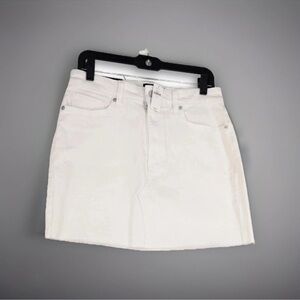 Banana Republic White Denim Skirt. NWT size 8